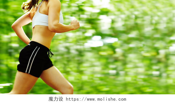 青春活力年轻女子在户外绿色树林中跑步奔跑晨跑公园健身